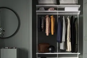 penderie verte avec tringle et étagères